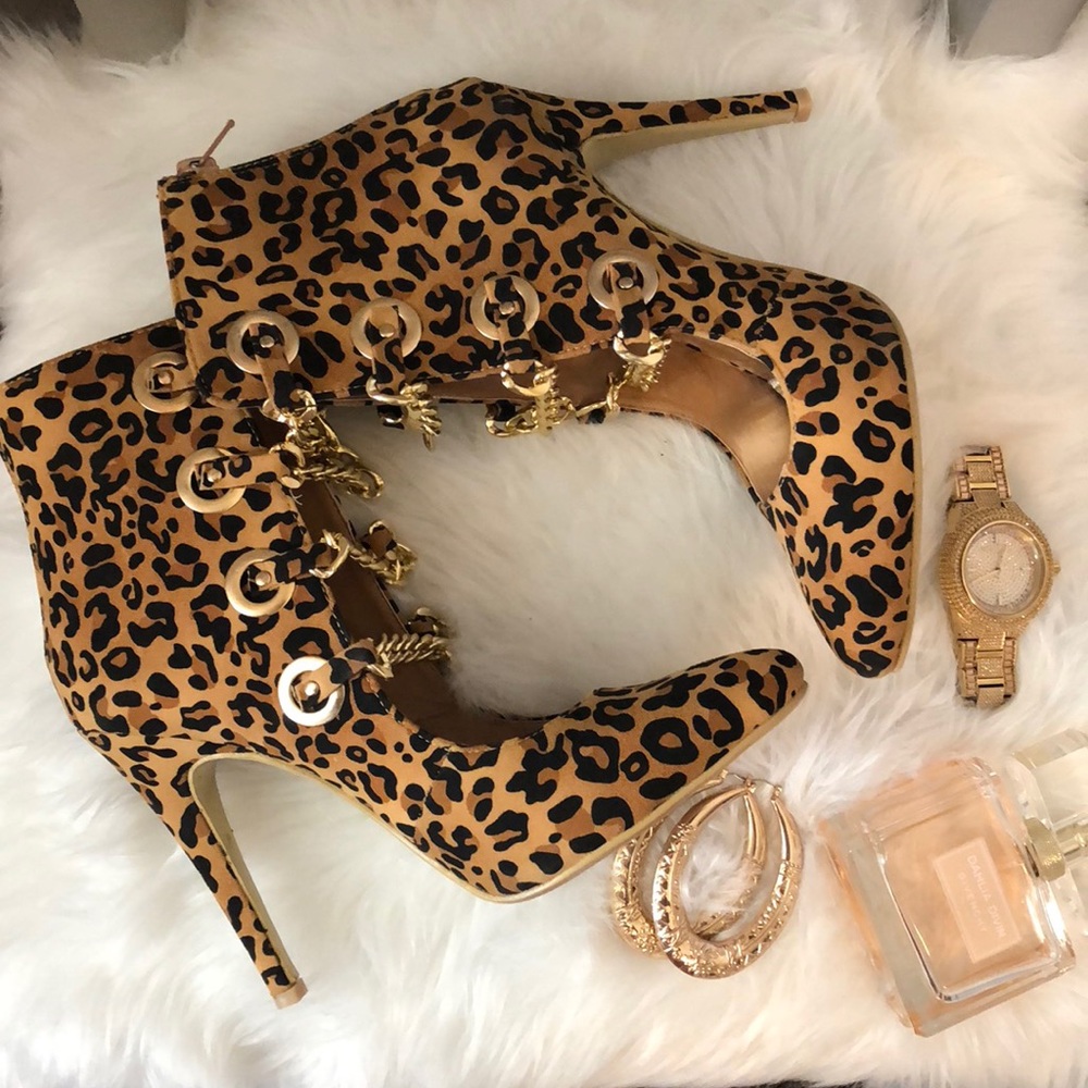 Leopard pointed pumps